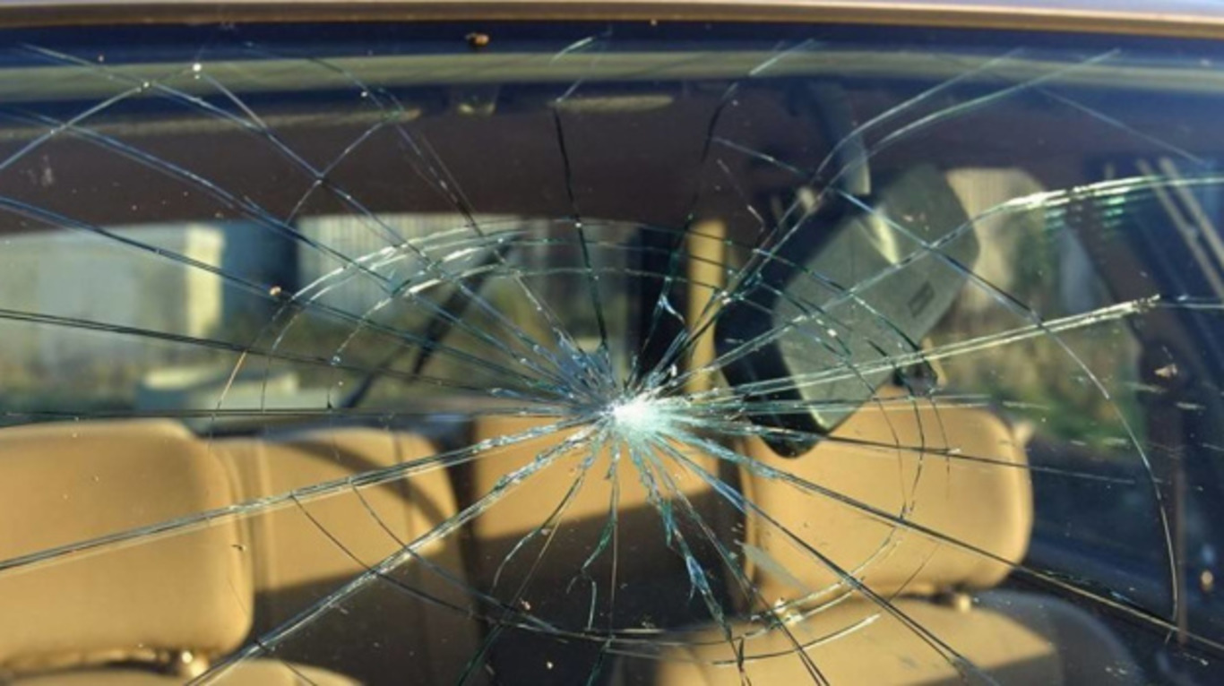 Разбитое лобовое стекло машины. Разбитое лобовое ВАЗ 2109. Треснутое лобовое стекло. Разбитое стекло автомобиля. Разбитое автомобильное стекло.